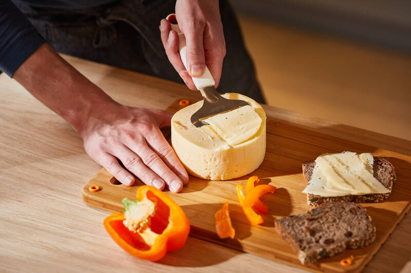 Plátkováč na měkký sýr Fiskars v akci