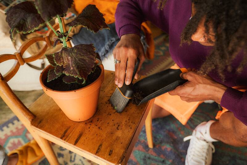 Oboustranná lopatka a smetáček pro domácí pěstování Fiskars