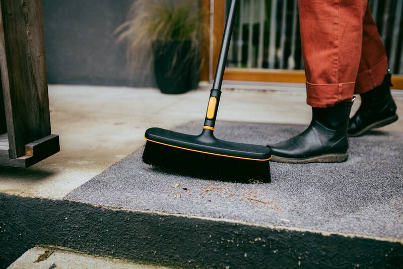 Široké koště Fiskars OneClick