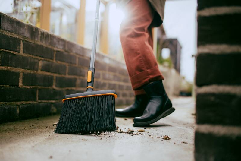 Úzké koště Fiskars OneClick