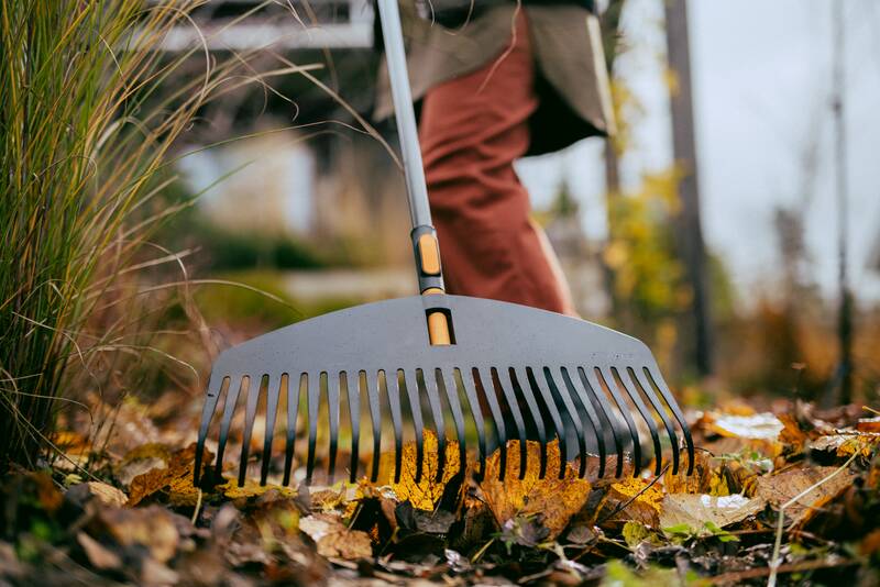 Široké hrábě na listí Fiskars OneClick