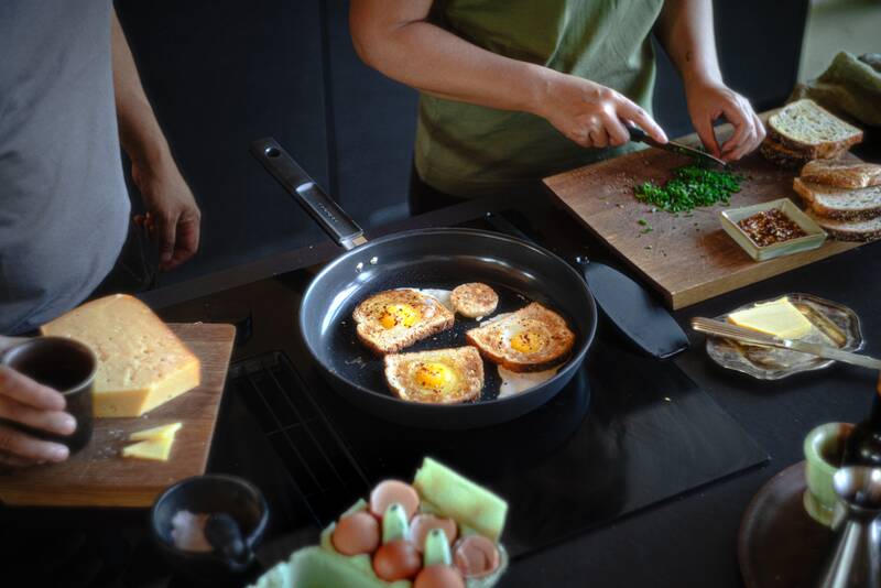 Pánev Fiskars Hard Face 30 cm