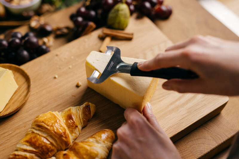 Plátkováč na měkký sýr Fiskars Essential v akci