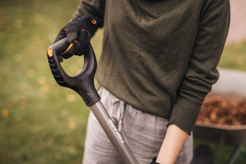 Zahradní rýč Fiskars Ergonomic úzký