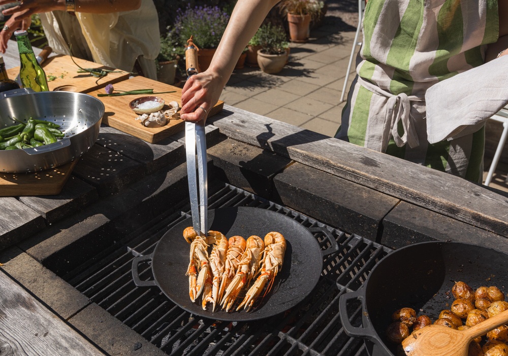 Grilovací kleště Fiskars Norden v akci