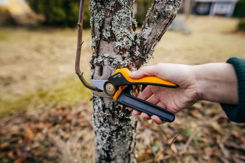 Dvoučepelové zahradní nůžky Fiskars X-series P921