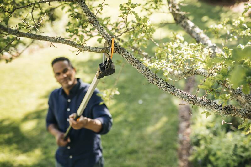 Teleskopické nůžky na stromy Fiskars UPX82