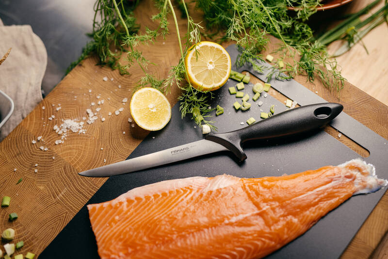 Filetování ryb nožem Fiskars Essential