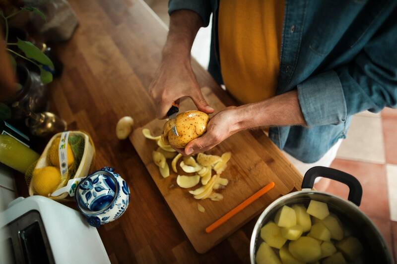 Zahnutý loupací nůž Fiskars Functional Form