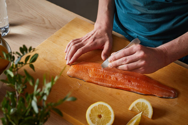 Pinzeta na rybí kosti Fiskars v akci