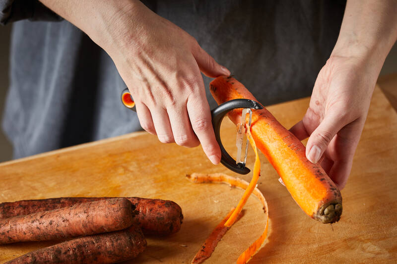 Příčná škrabka na zeleninu Fiskars v akci