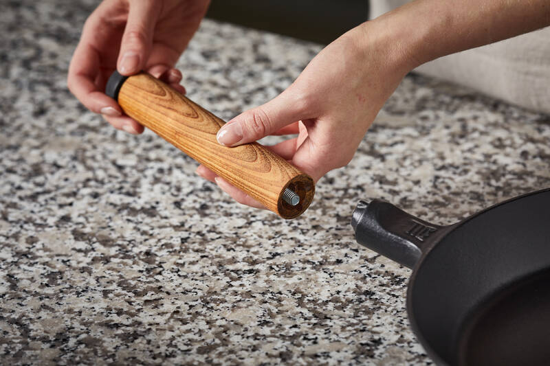 Litinová pánev Fiskars Norden 26 cm