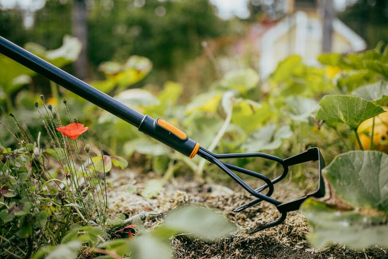 Kultivátor s motyčkou Fiskars OneClick