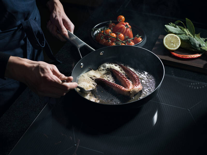 Pánev Fiskars Taiten 24 cm