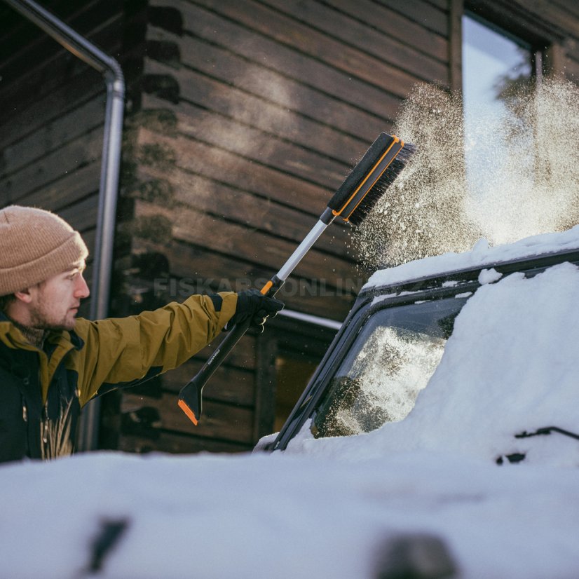 Teleskopická škrabka s otočným smetáčkem Fiskars X-series™