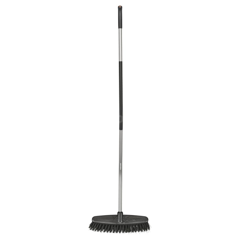 Koště se zahnutou násadou Fiskars Ergonomic