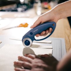 Rezacie koliesko na látku Fiskars 45 mm modré