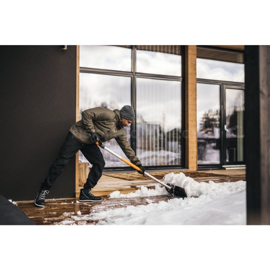 Hrablo na sneh Fiskars X-series Roller