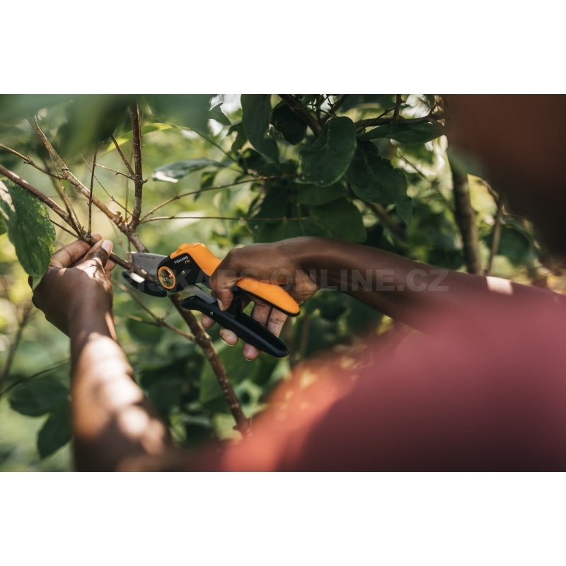 Jednočepelové zahradní nůžky Fiskars Plus P741