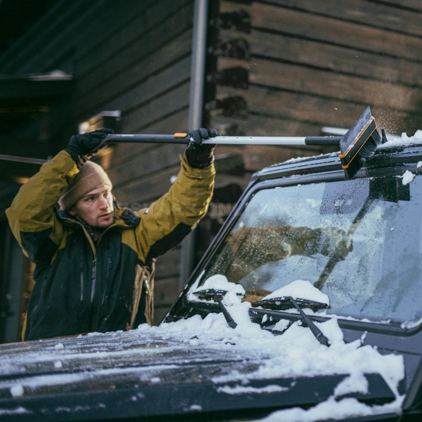 Teleskopická škrabka s otočným smetáčkem Fiskars X-series™