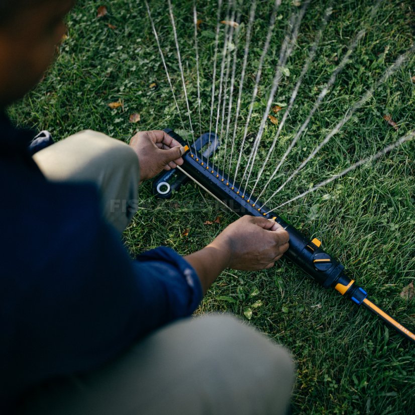 Oscilující zavlažovač Fiskars X-Series M 1070832