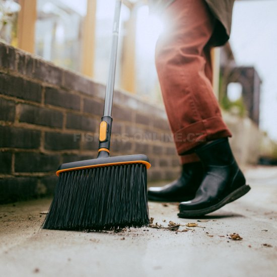 Úzké koště Fiskars OneClick