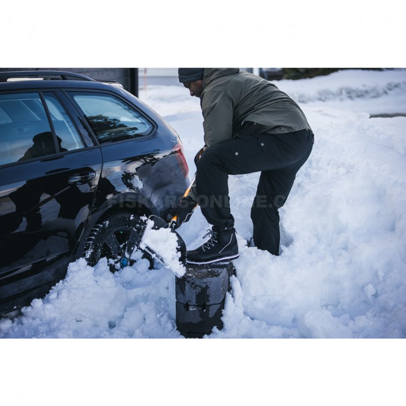 Lopata na sníh Fiskars X-series do auta