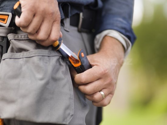 Set sekera Fiskars X28 + univerzálny nôž