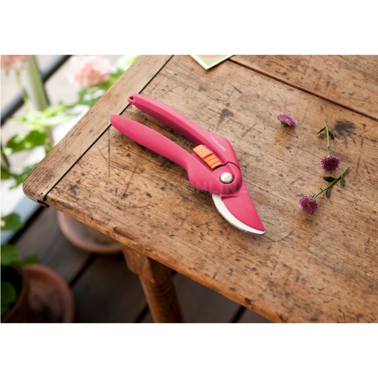 Dvojčepeľové záhradné nožnice Fiskars P26 červené
