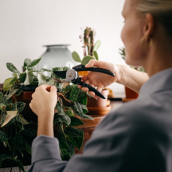 Dvojčepeľové záhradné nožnice Fiskars Solid P121