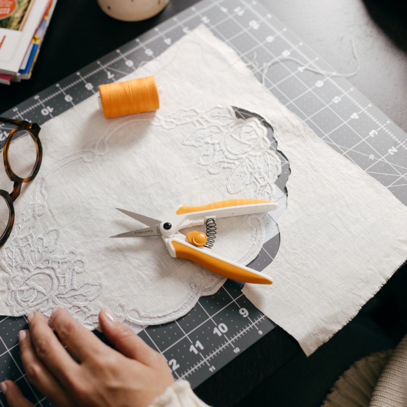 Vyšívacie pružinové nožnice Fiskars EasyAction™ MicroTip