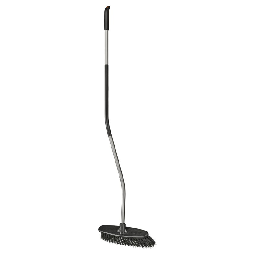 Koště se zahnutou násadou Fiskars Ergonomic