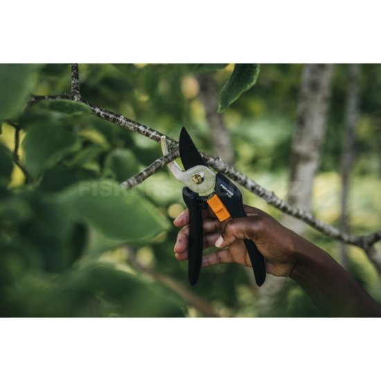 Dvojčepeľové záhradné nožnice Fiskars Solid P121