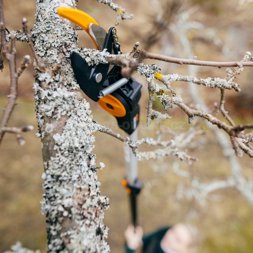 Univerzální teleskopické zahradní nůžky Fiskars UPX86