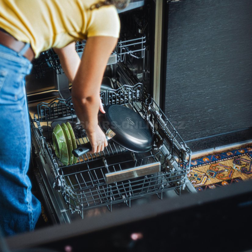 Pánev Fiskars Hard Face 30 cm