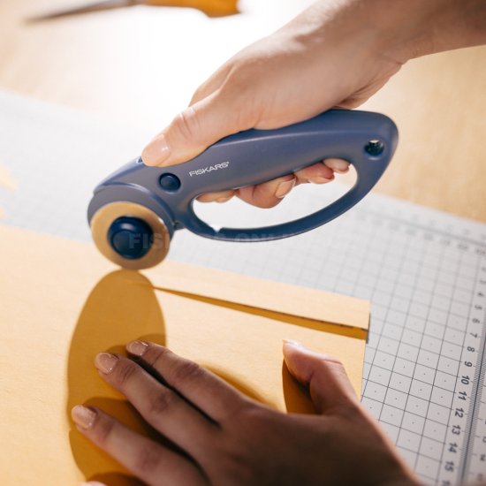 Rezačné koliesko na látku Fiskars 45 mm modré