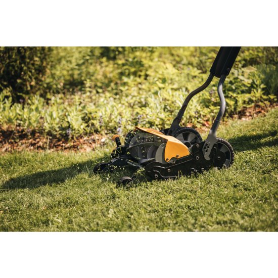 Kosačka na trávu s košom Fiskars StaySharp™ Max