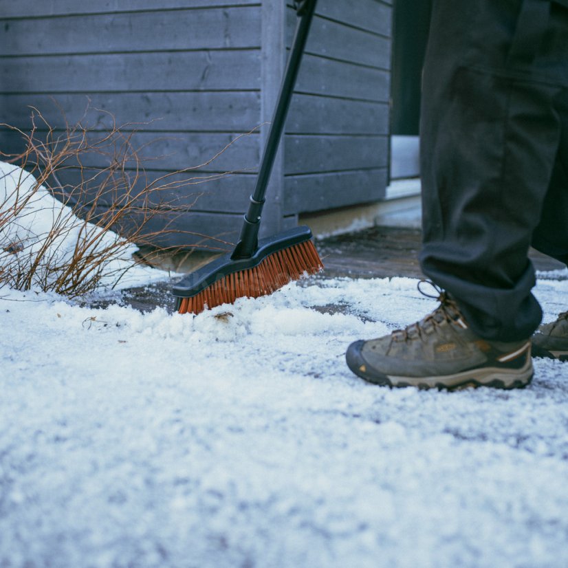 Univerzální koště Fiskars Solid M