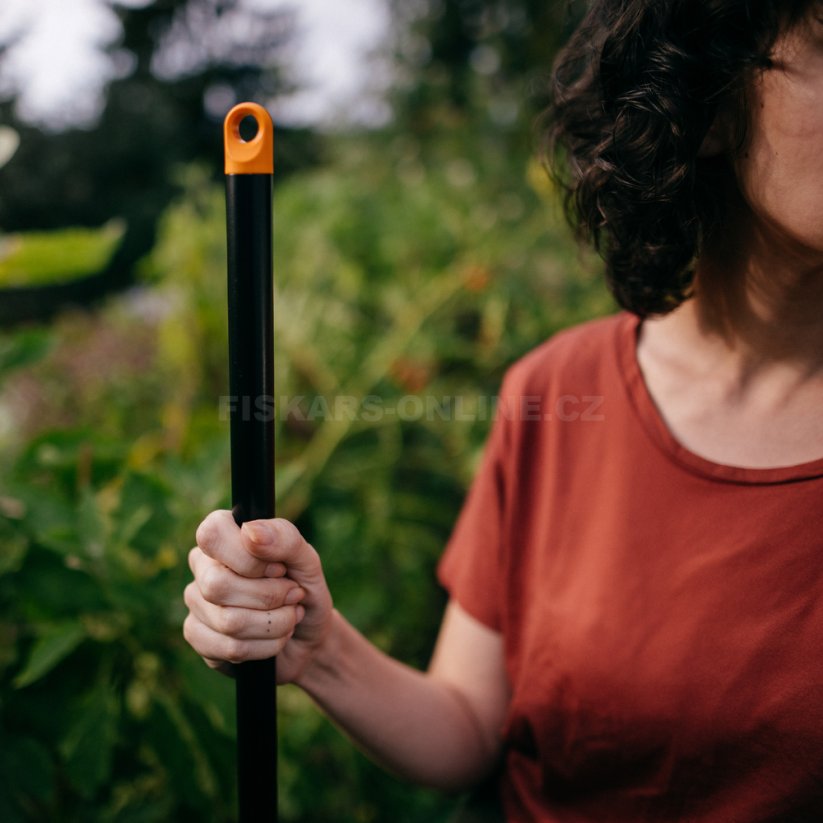 Hrábě univerzální s násadou Fiskars Solid