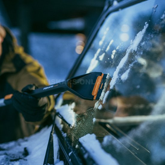 Teleskopická škrabka s otočným smetáčkem Fiskars X-series™