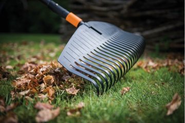 Jesenné práce na záhrade s unikátnym výmenným systémom Fiskars QuikFit™