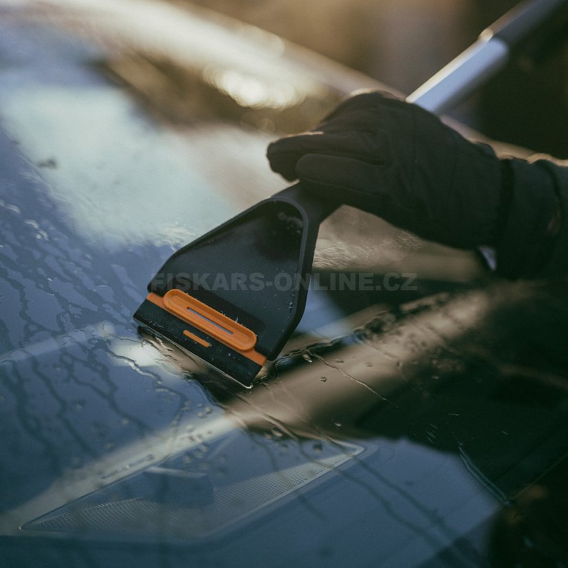 Škrabka na led se smetáčkem Fiskars Plus 63 cm