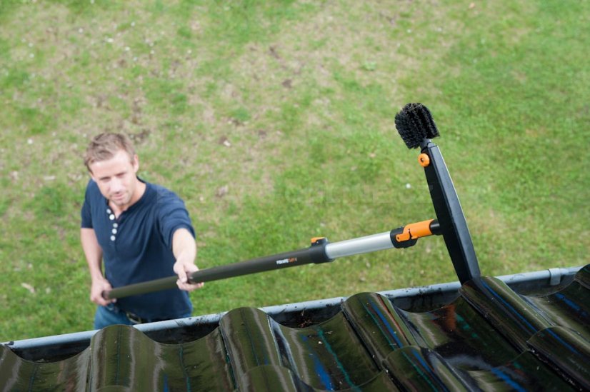 Set čistič okapů s velkou teleskopickou násadou Fiskars QuikFit