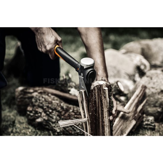 Stavební sekera Fiskars IsoCore S