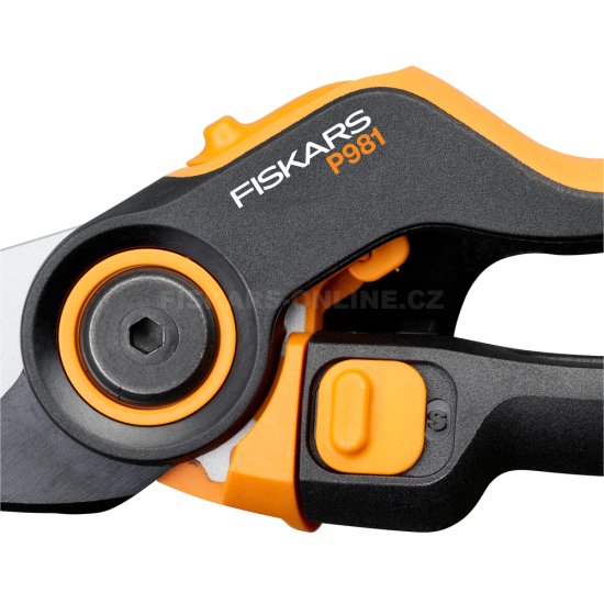 Dvojčepeľové záhradné nožnice Fiskars DualAction P981
