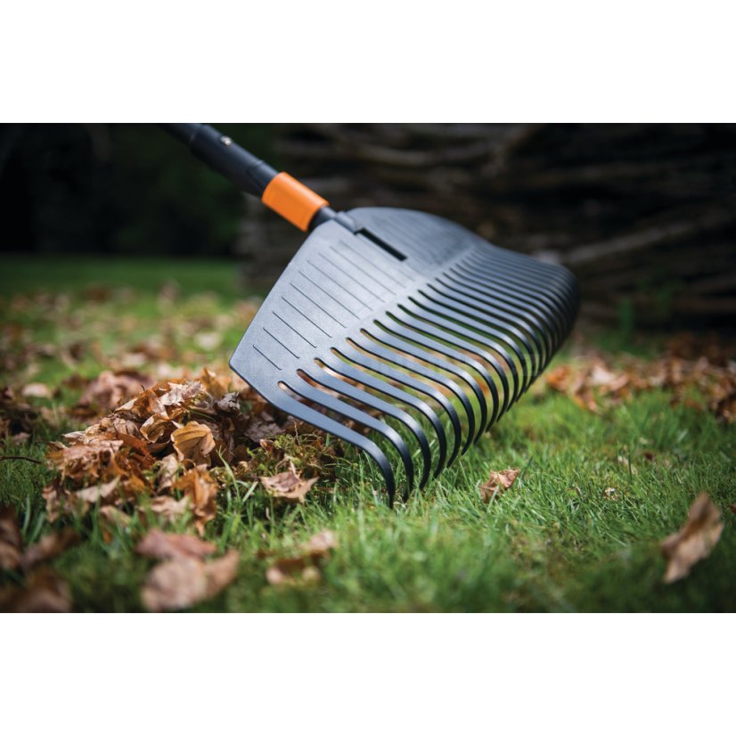 Široké hrábě na listí Fiskars QuikFit
