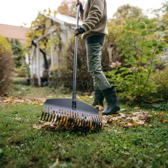 Hrable na lístie s násadou Fiskars Solid