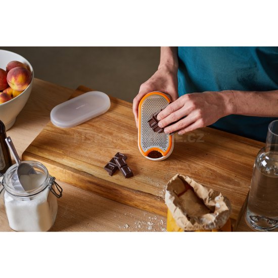 Struhadlo s miskou Fiskars Functional Form