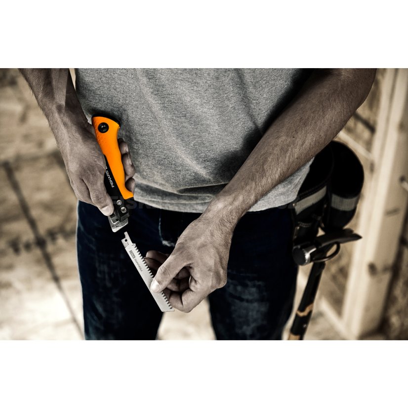 Kompaktní skládací pila Fiskars na dřevo i kov