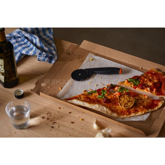 Kráječ na pizzu Fiskars